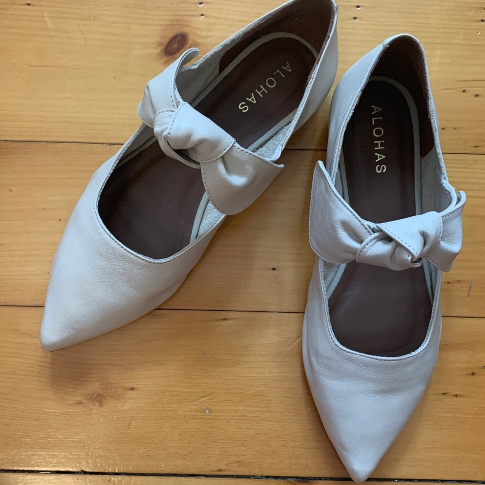 NWT ALOHAS Fossil Cream Leather Ballet Flats with Bow